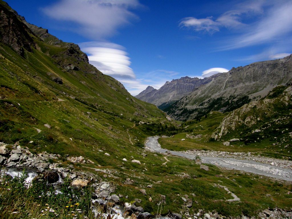 Nubi lenticolari: una formazione di UFO
