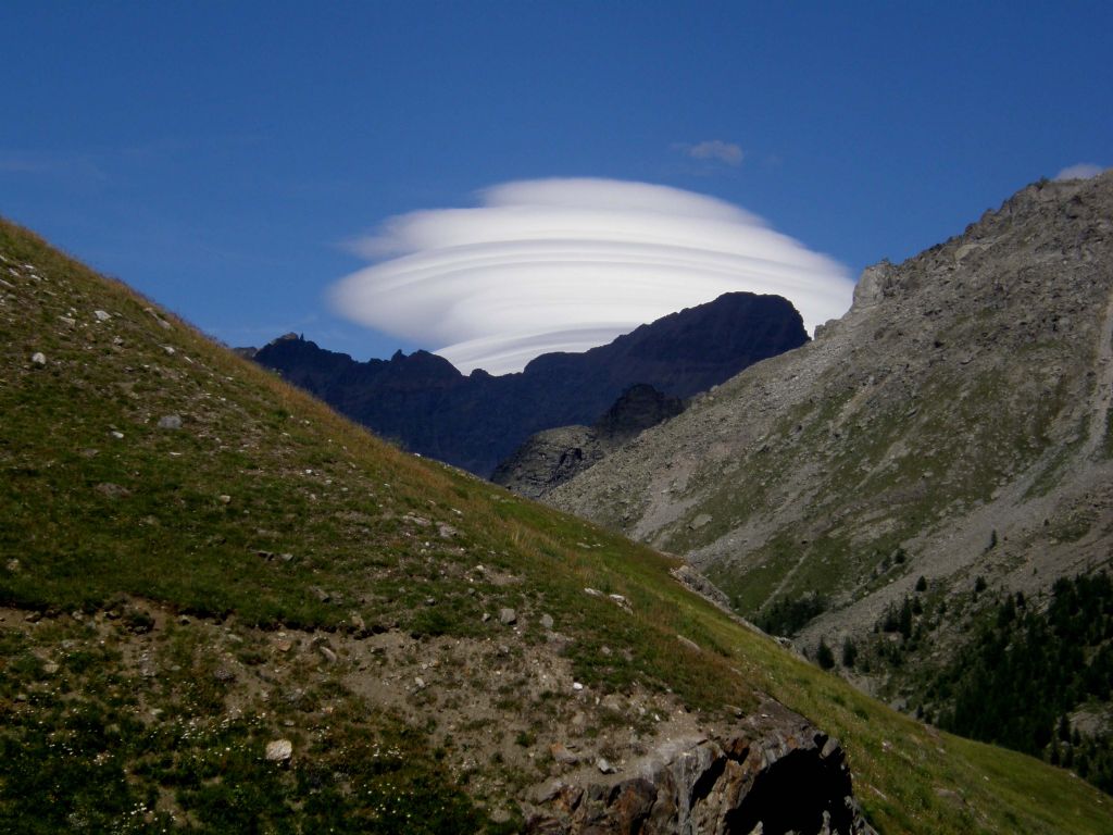 Nubi lenticolari: una formazione di UFO