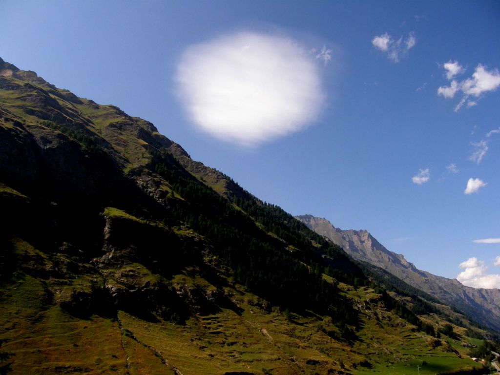 Nubi lenticolari: una formazione di UFO