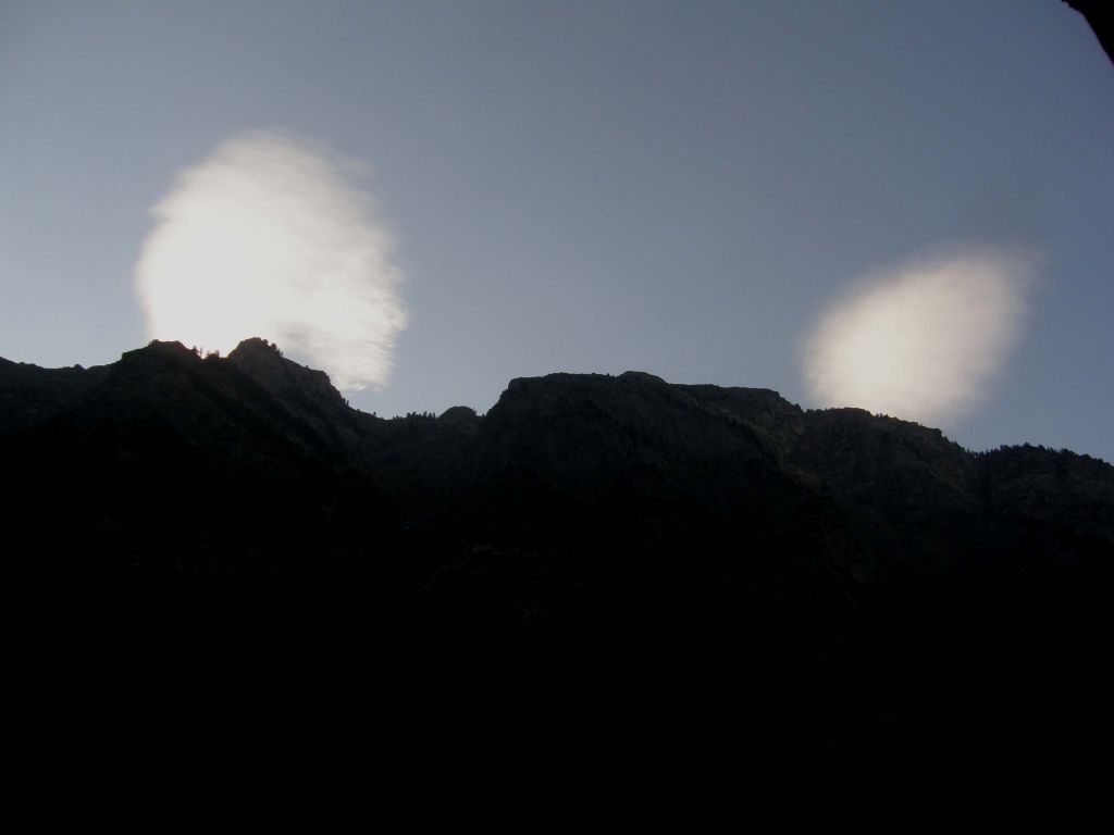 Nubi lenticolari: una formazione di UFO