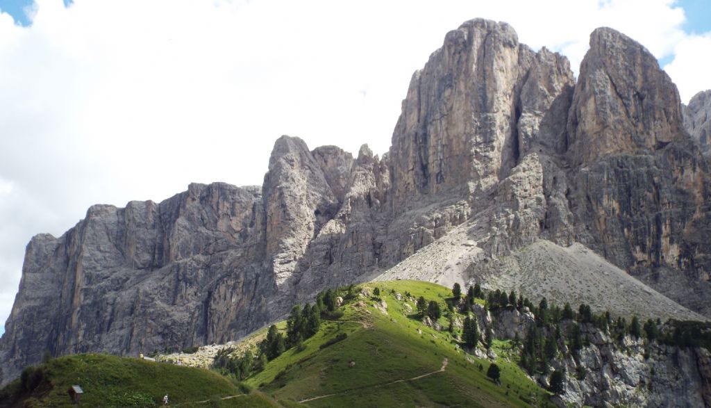 Dal Passo Gardena al Passo Pordoi per la Val Badia