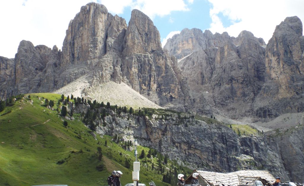 Dal Passo Gardena al Passo Pordoi per la Val Badia