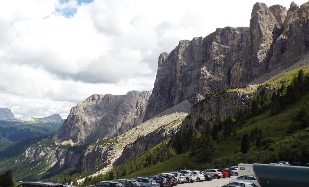 Dal Passo Gardena al Passo Pordoi per la Val Badia