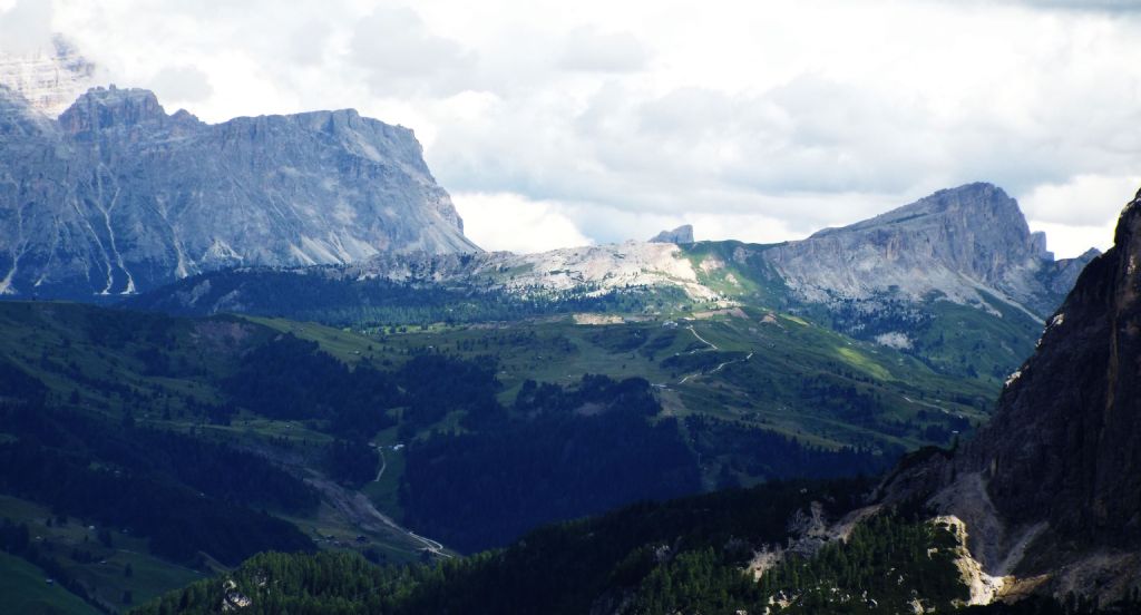 Dal Passo Gardena al Passo Pordoi per la Val Badia