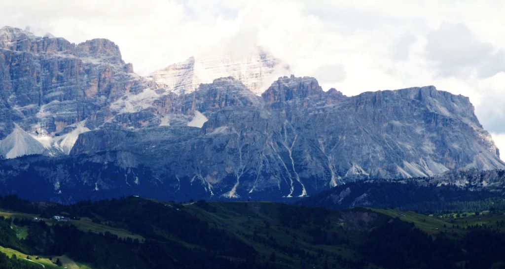 Dal Passo Gardena al Passo Pordoi per la Val Badia