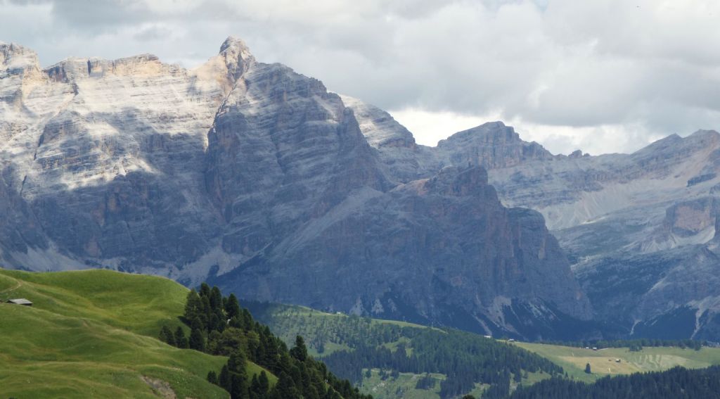 Dal Passo Gardena al Passo Pordoi per la Val Badia