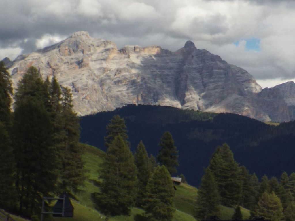 Dal Passo Gardena al Passo Pordoi per la Val Badia