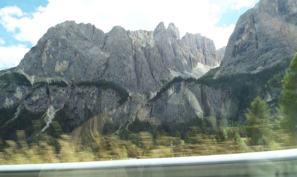 Dal Passo Gardena al Passo Pordoi per la Val Badia