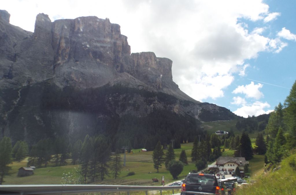 Dal Passo Gardena al Passo Pordoi per la Val Badia