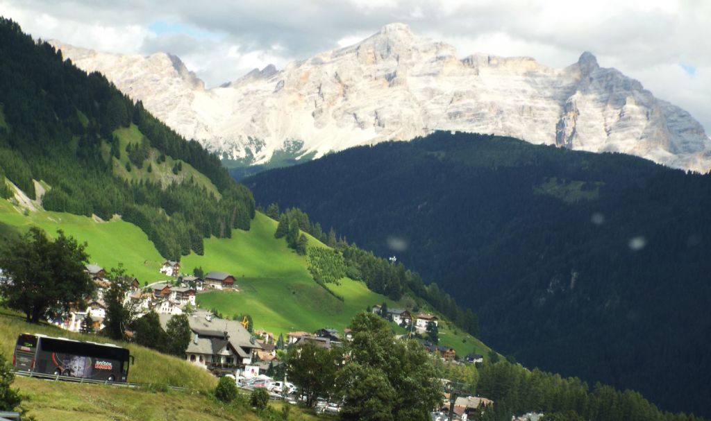 Dal Passo Gardena al Passo Pordoi per la Val Badia