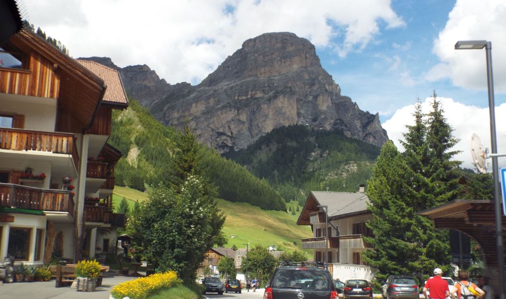 Dal Passo Gardena al Passo Pordoi per la Val Badia