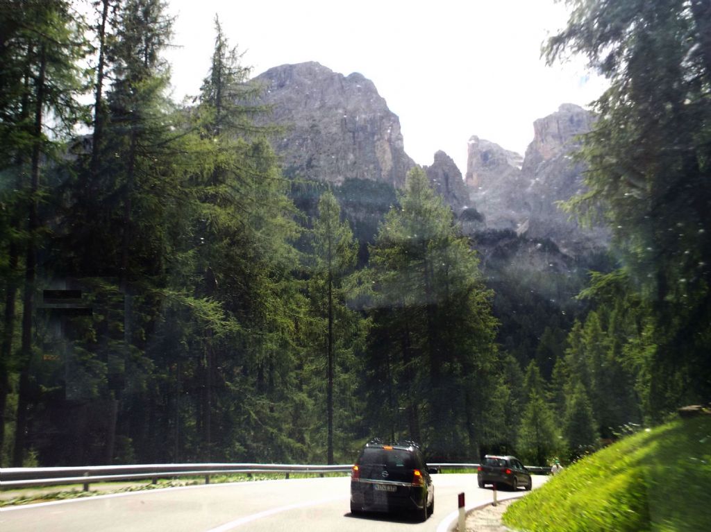 Dal Passo Gardena al Passo Pordoi per la Val Badia