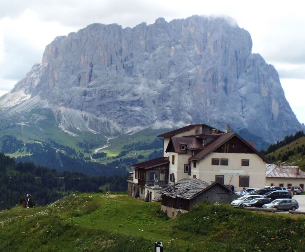 Dal Passo Gardena al Passo Pordoi per la Val Badia