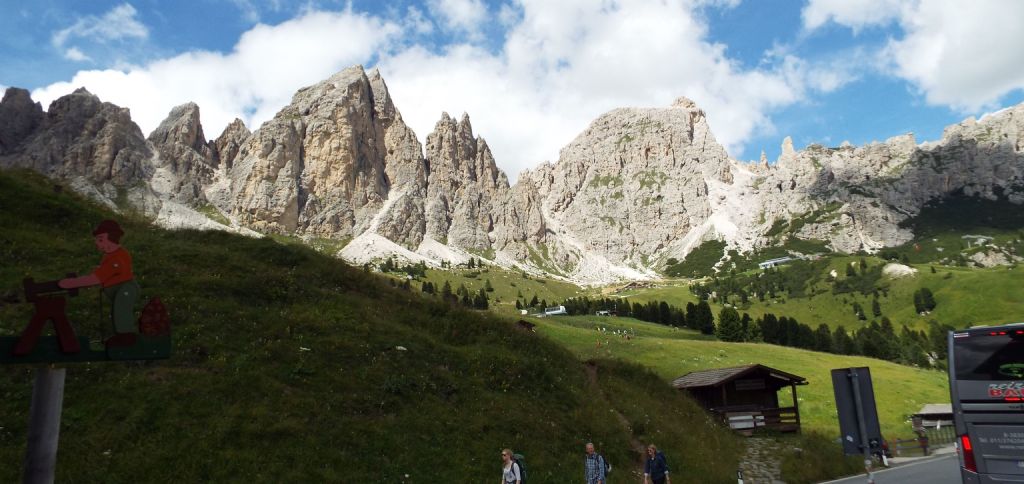 Dal Passo Gardena al Passo Pordoi per la Val Badia