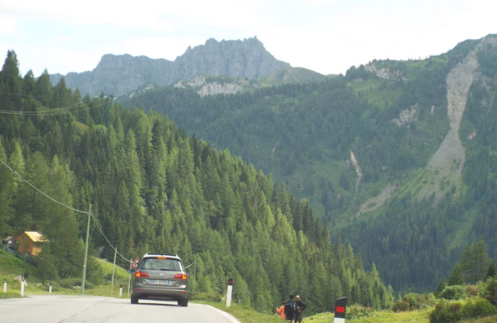 Dal Passo Gardena al Passo Pordoi per la Val Badia