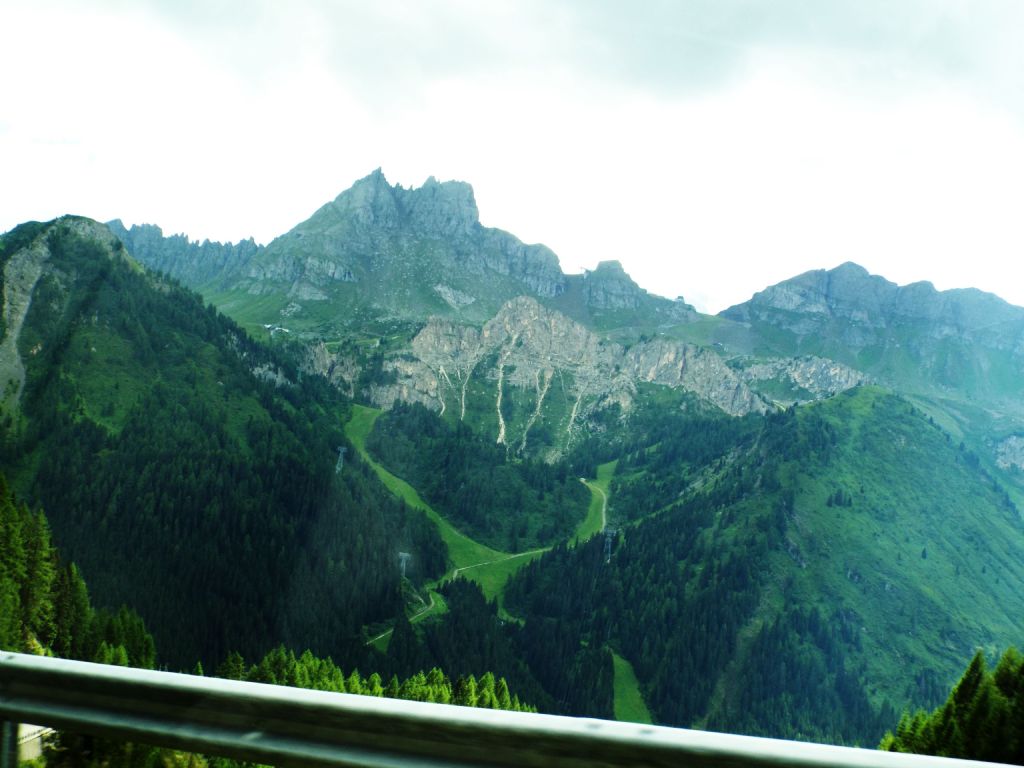 Dal Passo Gardena al Passo Pordoi per la Val Badia