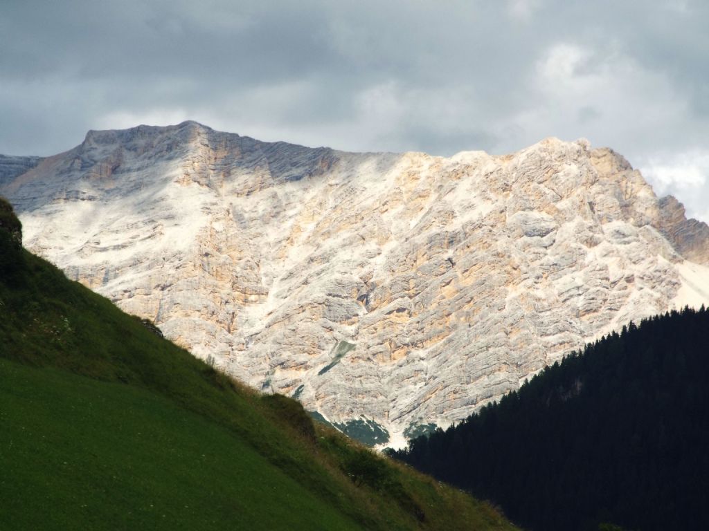 Dal Passo Gardena al Passo Pordoi per la Val Badia