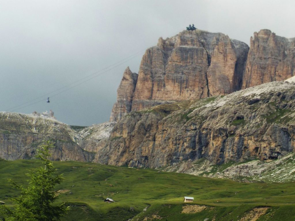 Dal Passo Gardena al Passo Pordoi per la Val Badia