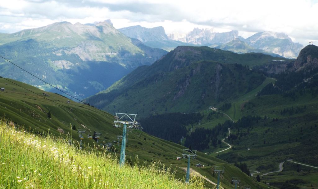 Dal Passo Gardena al Passo Pordoi per la Val Badia