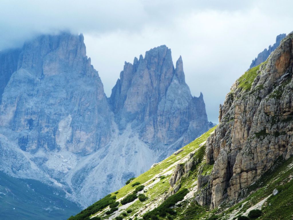 Dal Passo Gardena al Passo Pordoi per la Val Badia