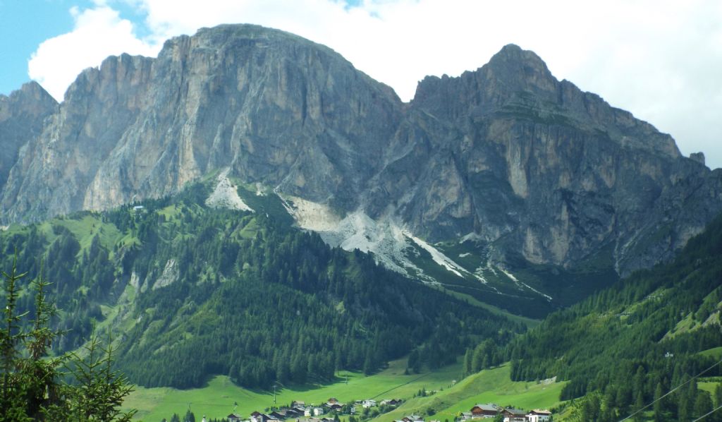 Dal Passo Gardena al Passo Pordoi per la Val Badia