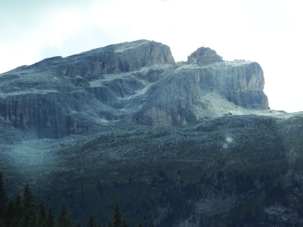 Dal Passo Gardena al Passo Pordoi per la Val Badia