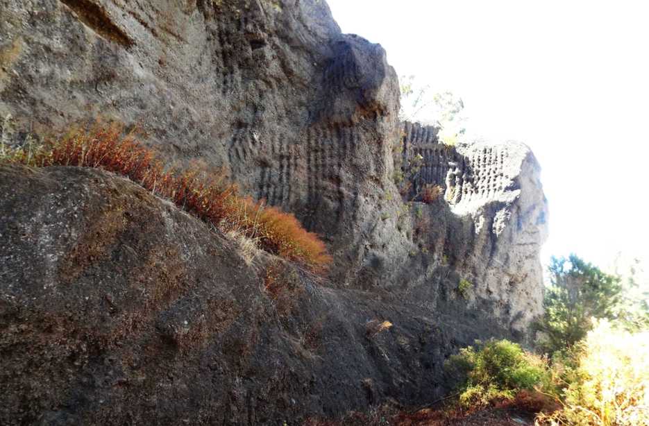 Da Tenerife (Canarie): Strani segni sulle rocce: probabili tracce lasciati da ruspe