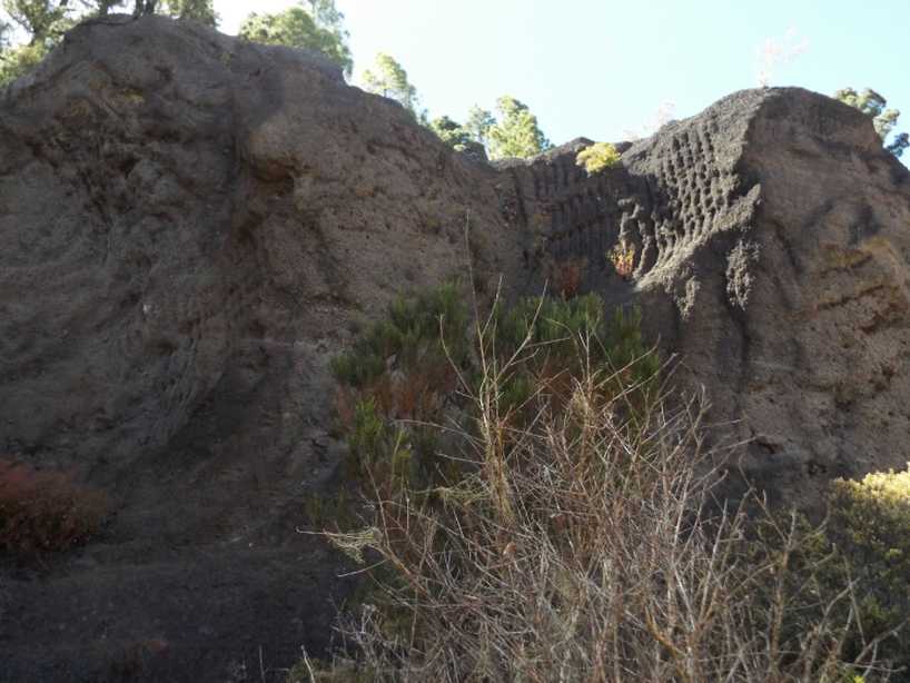 Da Tenerife (Canarie): Strani segni sulle rocce: probabili tracce lasciati da ruspe