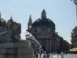 Piazza del Popolo, con sullo sfondo le chiese gemelle, S.Maria di Montesanto (a sin.) e S. Maria dei Miracoli (a destra), progettate dal Rainaldi tra il 1611 e il 1691