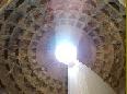 L'interno della cupola del Pantheon, con visibile l'oculus e i cassettoni cavi che servivano ad alleggerire il peso della cupola